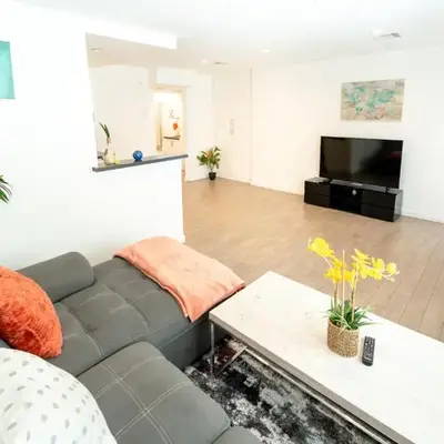Modern One Bedroom in Koreatown Close to Downtown LA with Private Parking