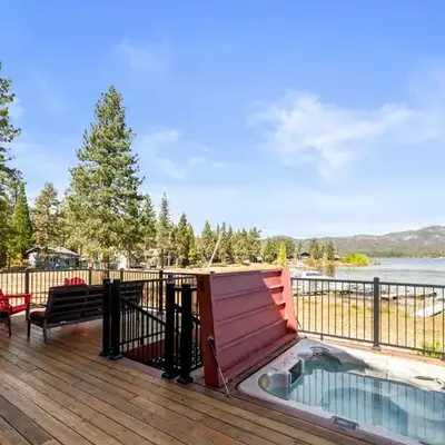 3 Cubs Lakefront - Stunning lakeside home with Hot Tub