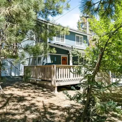 Apples Delight -WALK TO THE LAKE! Enjoy the huge backyard with lovely forest views !