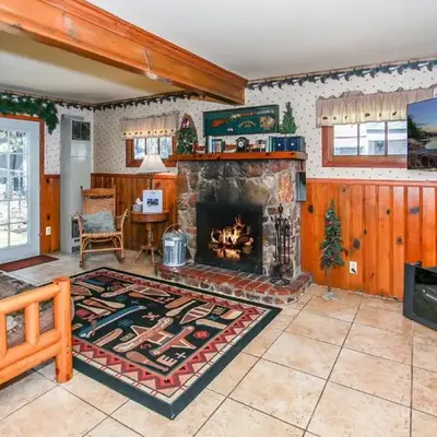 Eagle's Den - Cozy cabin with a beautiful wood burning fireplace! Foosball Table!