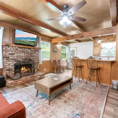 Finch Nest - Beautiful cabin in a convenient location!