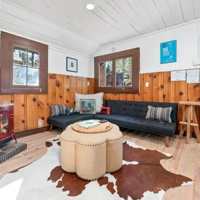 Finns Fish Camp - Walking distance to Lake and Village! Back patio with barbecue