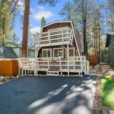 A Beary Happy Cabin - Charming gambrel style home within minutes of the Lake and The Village