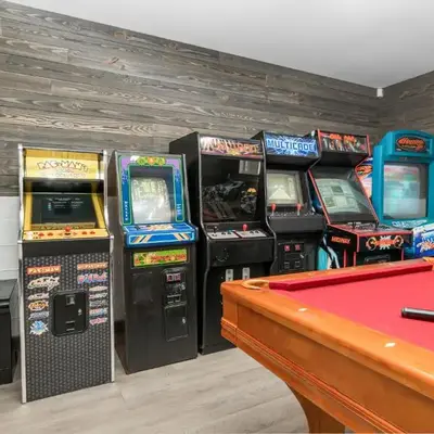 The Grizzlies Den - Log style cabin located in the desirable Fox Farm area! Games and arcade!