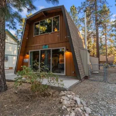 The Cozy Bear Cabin - Updated gambrel with huge outdoor space! Cornhole