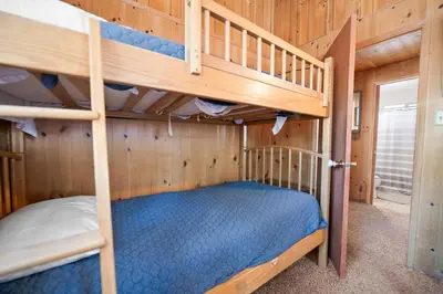 a bunk bed room with two bunk beds in a cabin at Owl Cabin - Sierra style cabin located on a quiet road in Fawnskin and backs up to National Forest! in Fawnskin