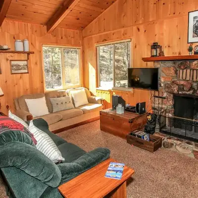 Owl Cabin - Sierra style cabin located on a quiet road in Fawnskin and backs up to National Forest!