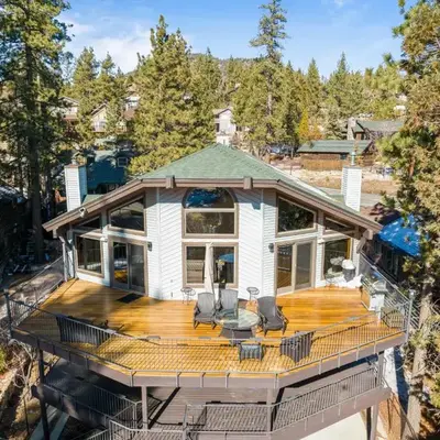 North Shore Lakefront - Spacious Lakefront with Hot Tub