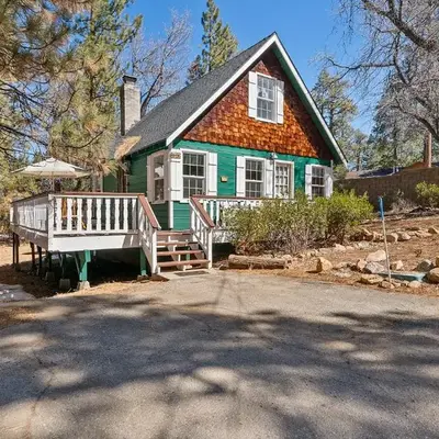 Oak Nesting - Great chalet style cabin at the end of the street with rustic stone gas log fireplace!