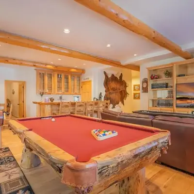 Bearfoot Bungalow - Premium and spacious home close to the National Forest and The Village!