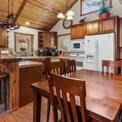 Blue Jay Chalet - Classic mountain cabin in one of Big Bear's quietest neighborhoods!