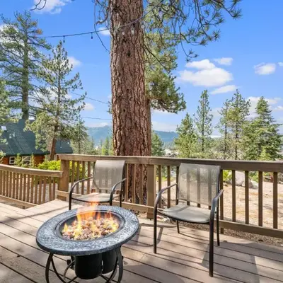Boulder Bear - Modern mountain home in a desirable area of Big Bear with peek-a-boo lake views