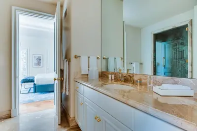 a bathroom with a sink and a mirror at Le Jardin in Los Angeles