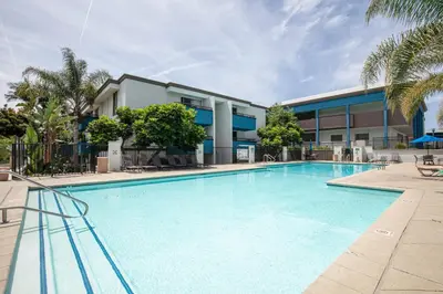 a large swimming pool in front of a building at Westside 1BR w Pool Gym Bball Tennis Courts LAX-85 in Los Angeles