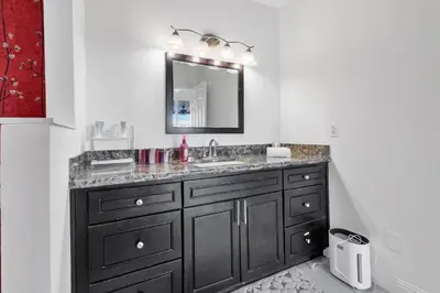 a bathroom with a sink and a mirror at Oaks Garden in Thousand Oaks