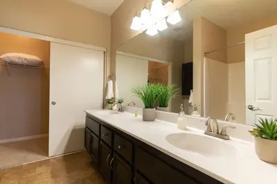 a bathroom with two sinks and a large mirror at Sky Luxury 2BDRM Suite Deluxe Living Cali in Santa Clarita