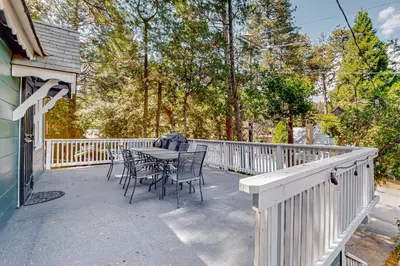 a patio with chairs and a table on a balcony at El Sueńo in Crestline