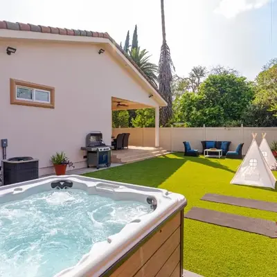 Regal 4 bed with hot tub close to Universal sleeps 15