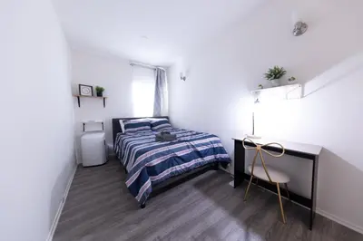 a bedroom with a bed and a desk in it at 8 Beds Home with 4 Car Parking Space - Near DTLB in Long Beach