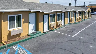 a row of houses in a parking lot at SIGNAL HILL MOTEL BEACH MOTEL in Long Beach