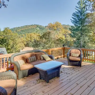Spacious Crestline Retreat 1 Mi to Lake Gregory