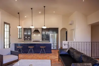 a living room with a couch and a kitchen at Hotel San Buena in Ventura