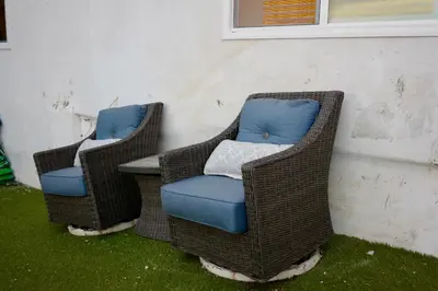 two wicker chairs sitting next to a wall at Hollywood Hills Haven-Guest House in Los Angeles