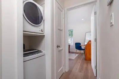 a white kitchen with a microwave and a stove at Acogedora Casa Cerca de Todo in Los Angeles