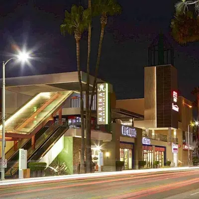 a building on a city street at night at Luxe MDR apartment,Parking, Gym, Pool, jacuzzi,BBQ in Los Angeles