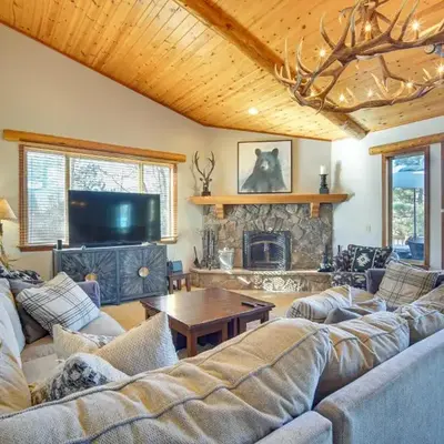 Big Bear Lake Cabin with Hot Tub and Gas Fire Pit!