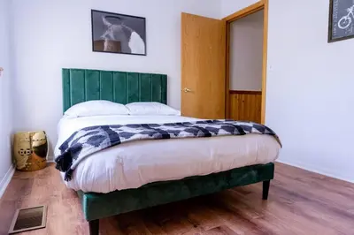 a bedroom with a bed with a green headboard at Apres-Ski Chalet Mt High Wrightwood Ski Resort in Wrightwood