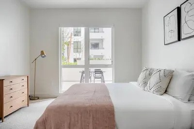 a white bedroom with a bed and a window at Inglewood 1br w sundeck clubhouse nr shopping LAX-1160 in Inglewood