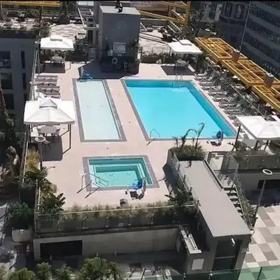 Comfy Cozy Apt with pool & hot tub in downtown LA'