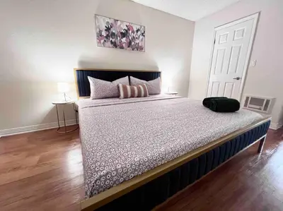 a bedroom with a large bed in a room at Ocean 2 min, free pool & parking in Los Angeles