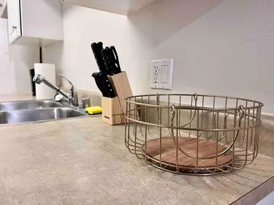 a wire basket on a counter in a kitchen at Ocean 2 min, free pool & parking in Los Angeles