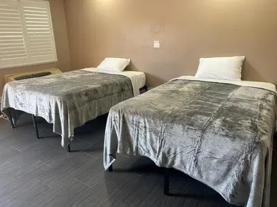 two beds in a hospital room withskirts at Pomona Inn in Pomona