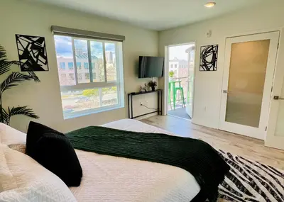 a bedroom with a large bed and a window at Century City Chic 4 sleep free parking 402 in Los Angeles