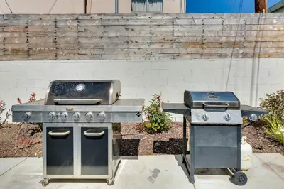a grill and smoker with a grill and a grill at 5 Mi to Venice Beach Chic Los Angeles Abode in Los Angeles