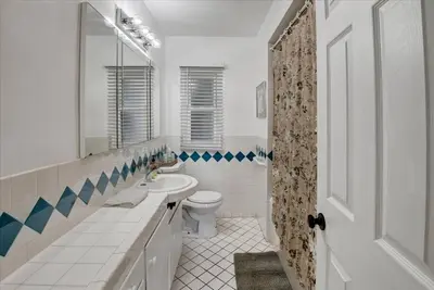 a bathroom with a toilet and a sink and a shower at Hollywood-Sign Griffith-Observatory & Park Kng Bed in Los Angeles