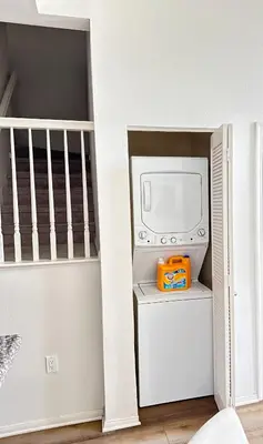 a laundry room with a washer and dryer at Spacious,2Queen beds, free parking, pool&gym and central location in Marina del Rey