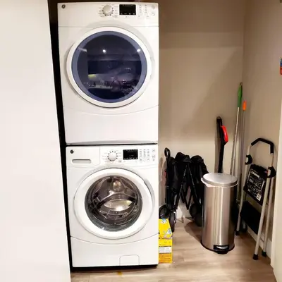 a washing machine and a washer in a room at Spacious 22, Wi-fi, Pool, Hot Tub, 24hr Gym in Los Angeles