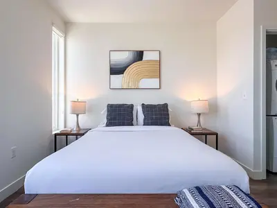 a bedroom with a large white bed and two lamps at Monthier Downtown SA5S1U0 in Los Angeles