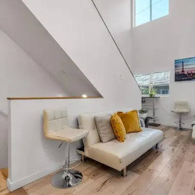 Chic 2 Bedroom 2 Bathroom 3 Level Loft Style Condo by Hollywood Free Gated Parking Full kitchen
