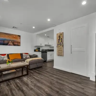 Modern 2 Levels One-Bedroom Retreat in central Location in Hollywood