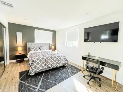 a bedroom with a bed and a desk at Elegant 4-Bedroom Family Home - Oak2 - LAD in Los Angeles