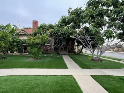 a house with a yard with green grass and trees at Alhambra\u7cbe\u54c1\u5957\u623f\u72ec\u7acb\u536b\u6d74 in Alhambra