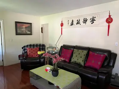 a living room with a black leather couch and a table at Alhambra\u7cbe\u54c1\u5957\u623f\u72ec\u7acb\u536b\u6d74 in Alhambra