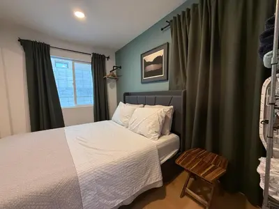 a bedroom with a bed and a window at Pasadena Old Town Cottage in Pasadena