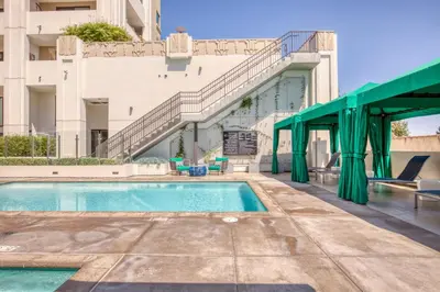 a swimming pool in front of a building at Blueground Mid-Wilshire pool near The Grove LAX-1223 in Los Angeles