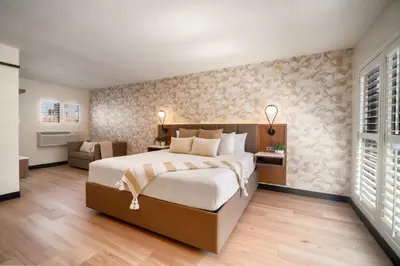 a bedroom with a large bed and a couch at LYFE INN & SUITES by AGA - Beverly Hills in Los Angeles